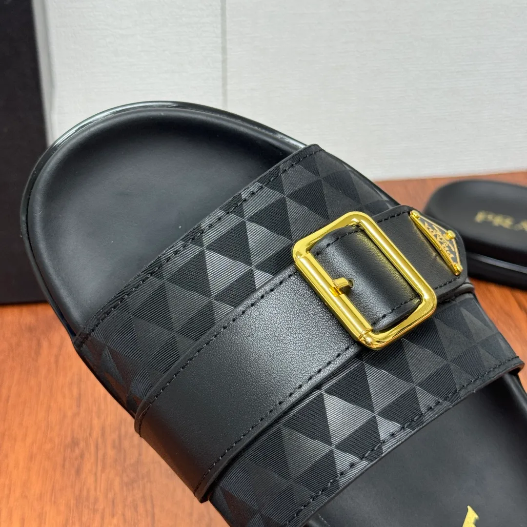 Batch 580 Prada/Prada's new men's straight style genuine leather slippers. Retro inspiration and modern lines coexist harmoniously. The dynamic design is decorated with the brand's iconic symbols and characteristic details. Genuine leather bottom layer, inner calfskin upper including stone pattern cowhide, smooth calfskin, and classic canvas three-logo pattern are available in three styles. It is decorated with genuine leather buckle straps, metal buckle details, and embellished with gold classic enamel brand logo details. Thin rubber soles are standard, and a complete package! Size: 39-40-41-42-43-44-45 Leather shoe size Item number: 2X3064 Leather cloth